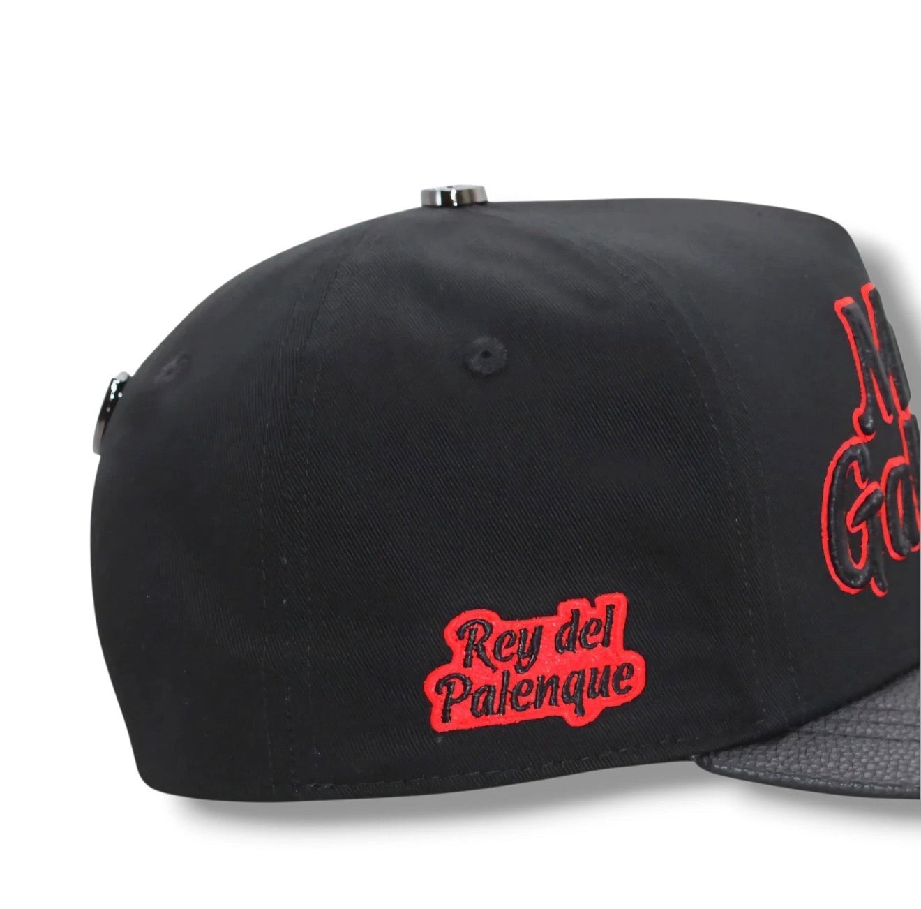 Cap "Mr. Gallero" with high-density embroidery and integrated metal plate.
