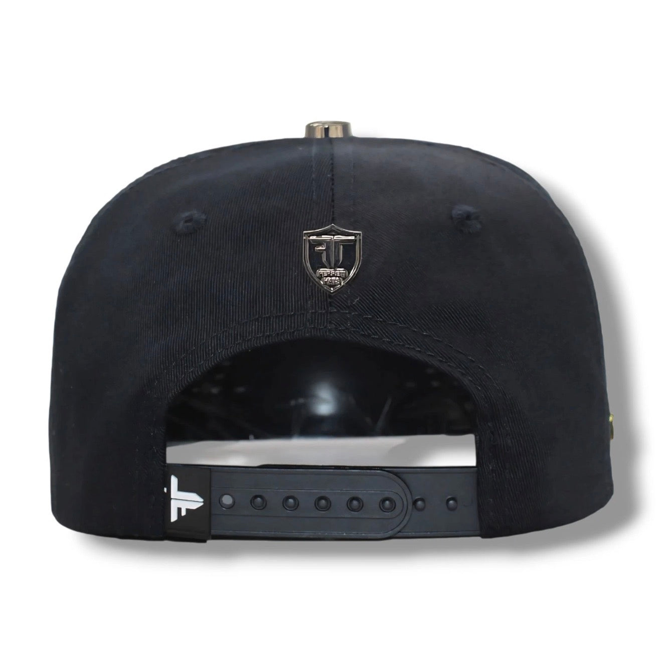 Cap "Mr. Gallero" with high-density embroidery and integrated metal plate.